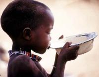 bimbo africano affamato