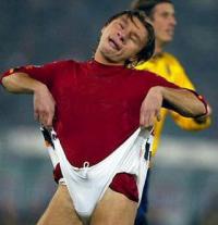 calciatore schernisce