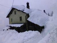 casa travolta dalla neve