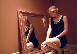 donna allo specchio