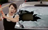donna colpisce auto