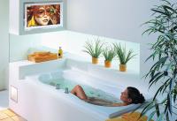 donna in vasca da bagno