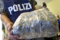 Uno dei sacchi contenenti 25 chili di marijuana sequestrati in zona Termini e San Lorenzo dagli agenti del commissariato Viminale ad un cittadino albanese di 23 anni "grossista" di pusher del centro, Roma 01 agosto 2012. ANSA/CLAUDIO PERI