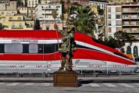 La motrice a grandezza naturale del nuovo treno Freccia 1000 sul lungomare di Napoli durante l'inaugurazione, 3 dicembre 2012.<br />
ANSA/CESARE ABBATE