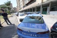 Polizia davanti all'abitazione di Anna Fiume, 52 anni, uccisa in casa a Scampia, Napoli. Arrestato il figlio, Ciro Ciccarelli, 28 anni, con precedenti per lesioni e stupefacenti, che avrebbe picchiato la madre a morte, 15 giugno 2013. ANSA/ CESARE ABBATE