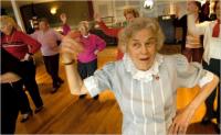 gente anziana che balla