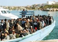 20051228 - IMMIGRAZIONE, CONSULTA BOCCIA ALTRA NORMA DELLA BOSSI-FINI  - Un barcone di immigrati nelle acque dell'isola di Lampedusa (Agrigento) in un'immagine d'archivio del 22 giugno scorso. FRANCO LANNINO/ARCHIVIO ANSA/ji