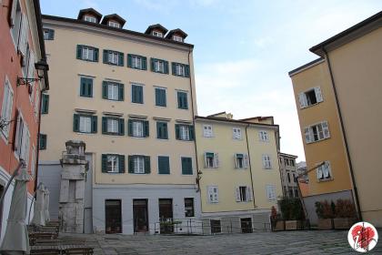 trieste - piazza barbacan e arco di riccardo