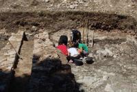 Una trentina di bronzetti votivi sono stati recuperati nel corso degli scavi compiuti a Foligno all'interno del cimitero di Cancelli. Datati tra il sesto e il quinto secolo avanti Cristo raffigurano - spiega il Comune in una nota - uomini, donne e guerrieri. Recuperate anche alcune ceramiche, catalogabili tra il terzo ed il secondo secolo avanti Cristo come buccheri oltre a materiale di derivazione etrusca.<br />
ANSA/UFFICIO STAMPA<br />
+++EDITORIAL USE ONLY - NO SALES+++