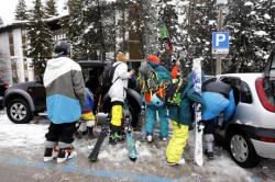 Un gruppo di ragazzi torna a casa dopo aver trovato chiusa la funivia del Faloria questa mattina a Cortina, 23 novembre 2013. Oggi doveva partire la stagione sciistica ma causa maltempo verr rimandata.<br />
 ANSA/ANDREA SOLERO