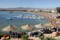 epa02484251 General view of the beach at the Red Sea resort of Sharm el Sheik, Egypt, 07 December 2010. A German tourist has been killed after a shark attack in the Red Sea off Sharm el-Sheikh, Egypt on 05 December 2010, Egyptian officials have subsequently imposed a 72-hour swimming ban in part of the area, one of Egypt's most popular tourist destinations.  EPA/KHALED EL FIQI