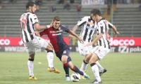 Il difensore brasiliano del Cagliari Danilo Avelar (C) contrastato dal difensore marocchino dell'Udinese Mehdi Benatia (S) e dal centrocampista dell'Udinese Giampiero Pinzi (D)  durante la partita del campionato di Serie A Cagliari - Udinese allo Stadio Nereo Rocco di Trieste, 27 aprile 2013. ANDREA LASORTE/ANSA