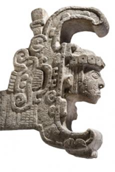 Communément appelée la Reine d¿Uxmal, cette sculpture semble toutefois représenter un personnage masculin. Elle provient de la façade d'un bâtiment qui se trouve sous la pyramide du Devin à Uxmal, au Yucatán. Réalisé avec une grande habileté, ce couronnement architectural représente un serpent stylisé, la gueule ouverte, pourvue de cercles qui symbolisent le jade, l¿eau et la préciosité. De cette gueule surgit une tête humaine qui porte des ornements d'oreilles et une tiare composée de cercles, figurant eux aussi des perles de jade. Le style est austère tandis que le visage de la figure humaine exprime une grande concentration. Il s¿agit ainsi d¿un grand personnage, peut-être un seigneur, qui a subi le rite initiatique qui consiste à être avalé par un serpent ochkan, (un boa), pour être ensuite régurgité une fois devenu prêtre-chaman. Sur sa joue droite on distingue une marque qui fait allusion à ce rite d'initiation. Pratiqué dans de nombreuses autres cités de l'aire maya, il est encore aujourd¿hui en usage chez certains groupes de l¿ethnie de la région d¿Uxmal. 