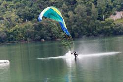 parapendio in acqua