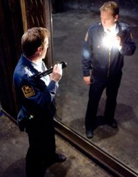 poliziotto allo specchio