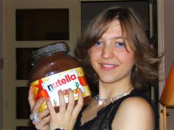 ragazza che mangia nutella